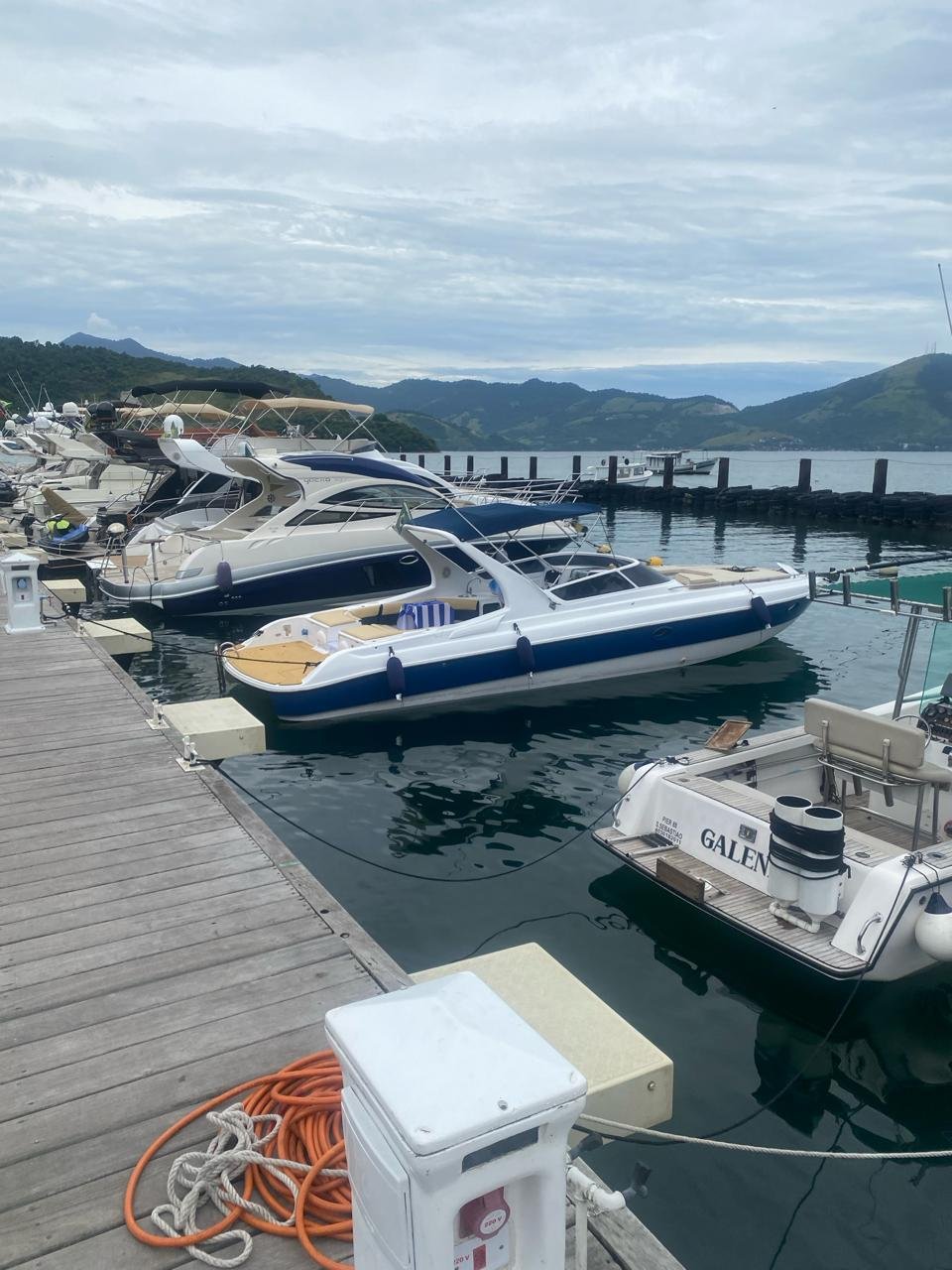 Oportunidade em Angra: Lancha 2012 – Performance e Conforto