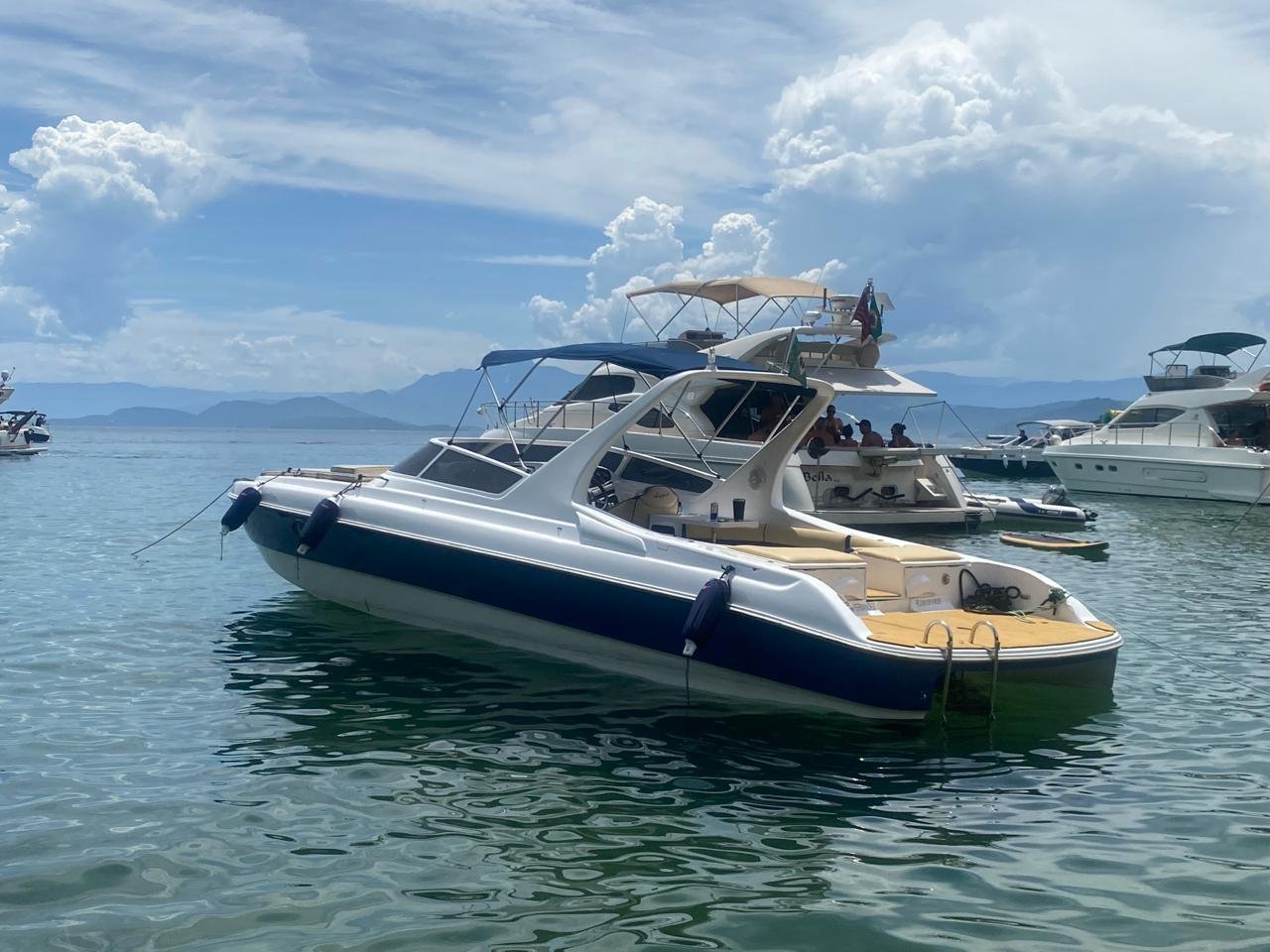 Oportunidade em Angra: Lancha 2012 – Performance e Conforto