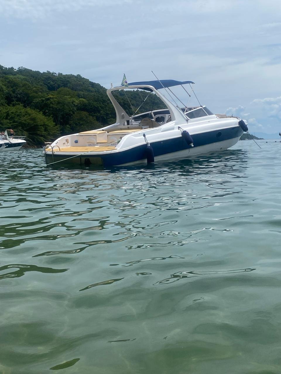 Oportunidade em Angra: Lancha 2012 – Performance e Conforto